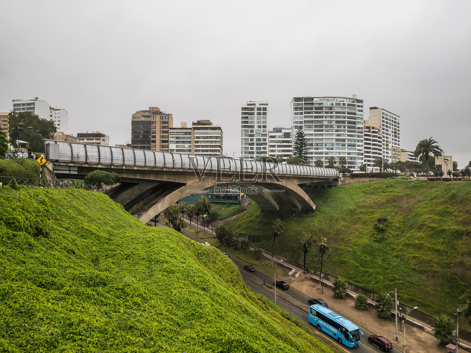 利马米拉弗洛雷斯区的爱德华多·维列纳桥雾霭弥漫的一天照片摄影图片