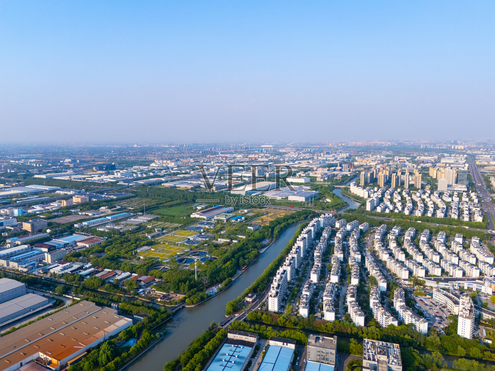 上海郊区整齐规划的工厂园区鸟瞰图。照片摄影图片