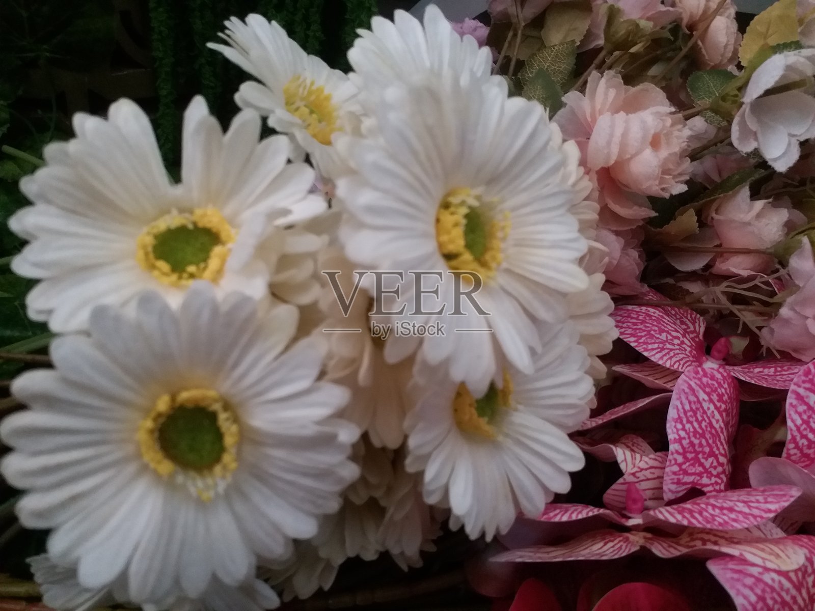 人造盛开的花朵用于装饰照片摄影图片