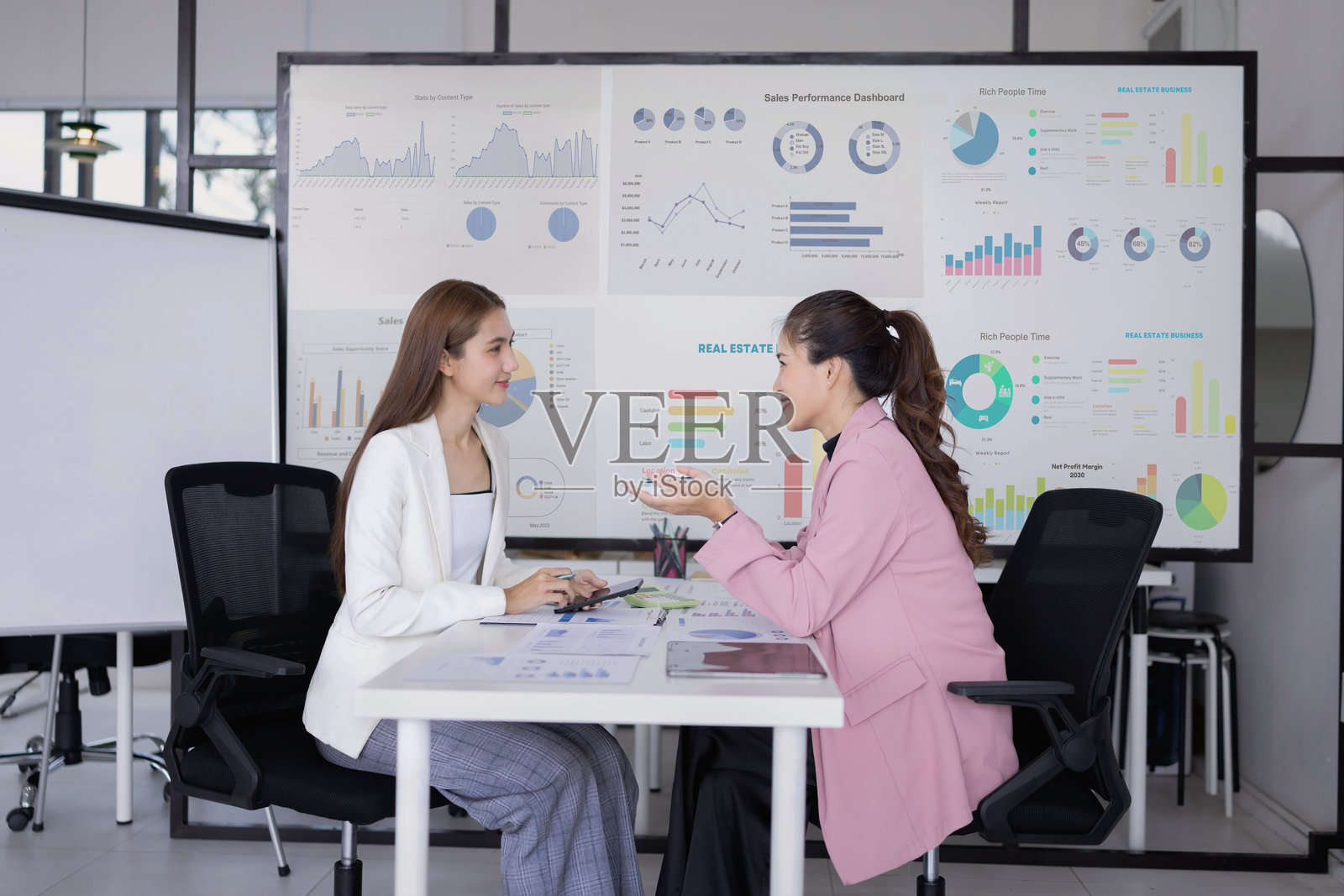 会议室中的商业科技用于培训市场营销概念。照片摄影图片