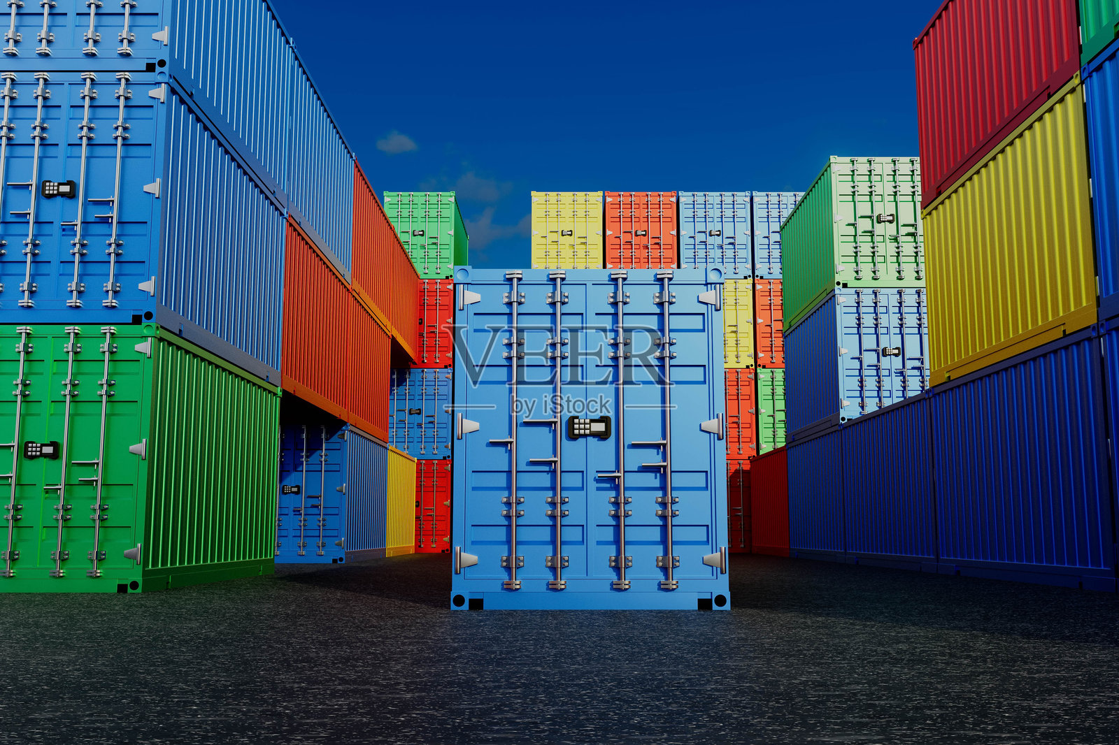 一个蓝色的集装箱位于一堆货运集装箱前面。照片摄影图片