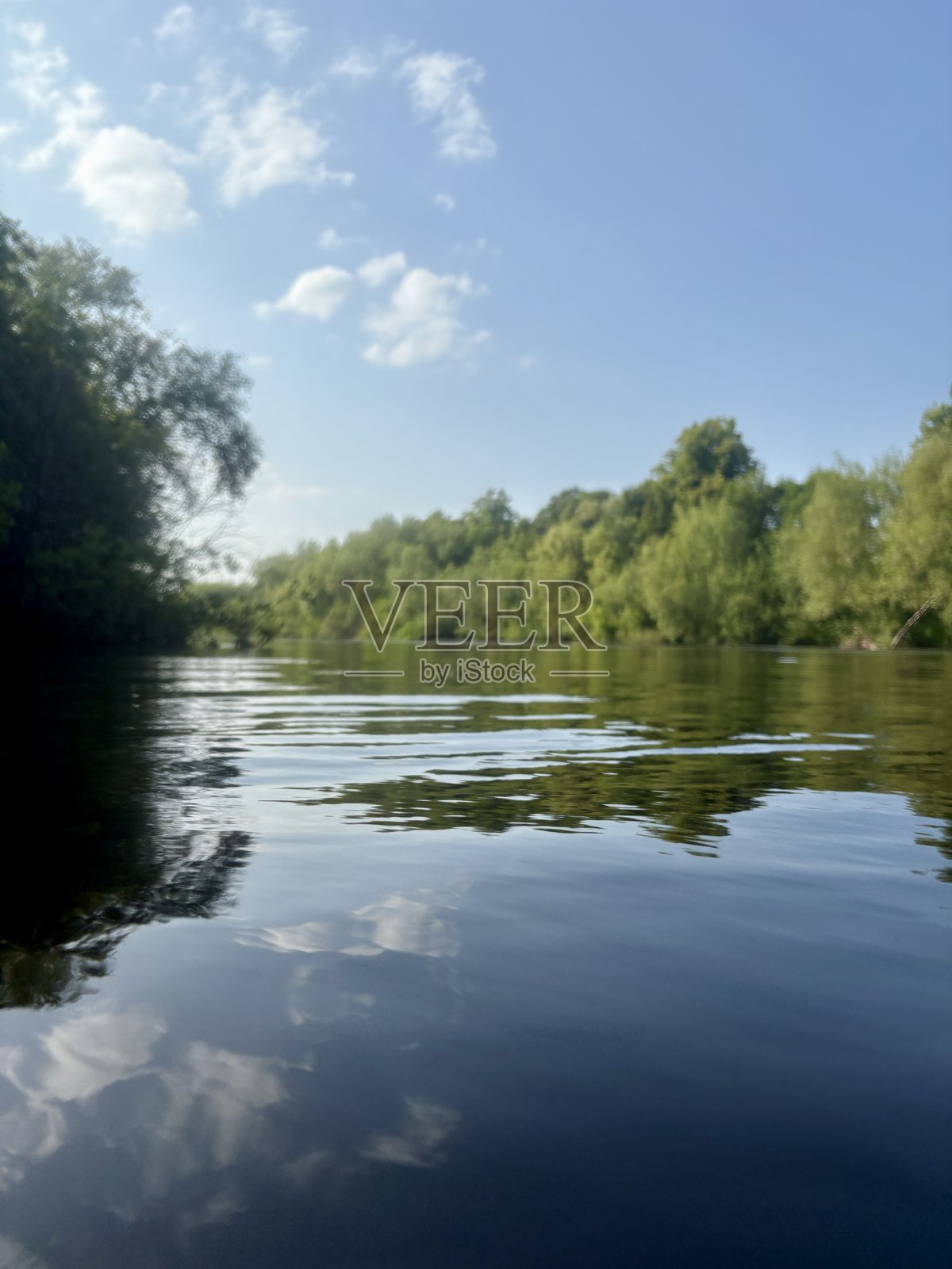 游泳时的河流景观照片摄影图片
