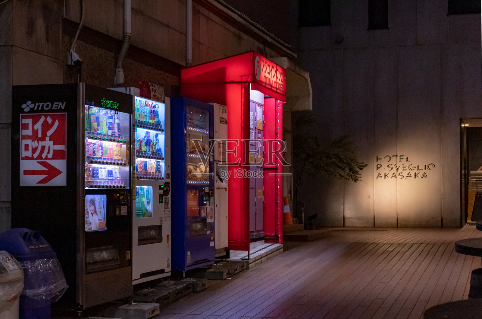 东京赤坂地区的五光十色的自动售货机照亮的小巷。照片摄影图片