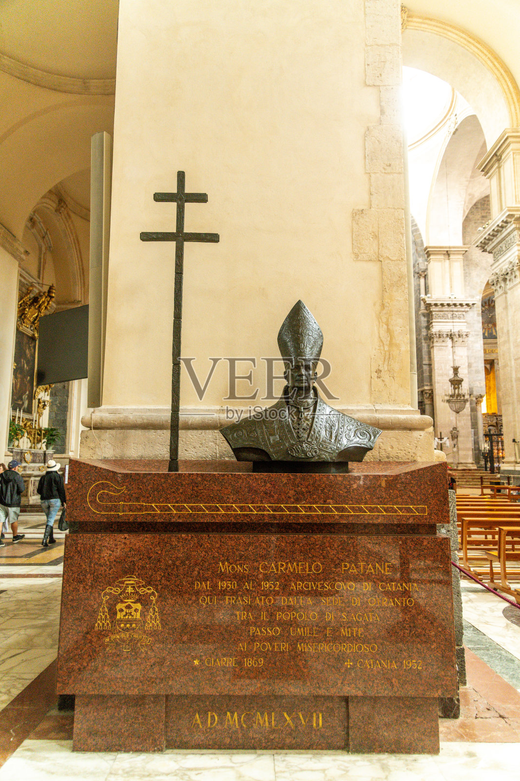 卡塔尼亚的卡梅洛·帕塔内主教墓碑照片摄影图片