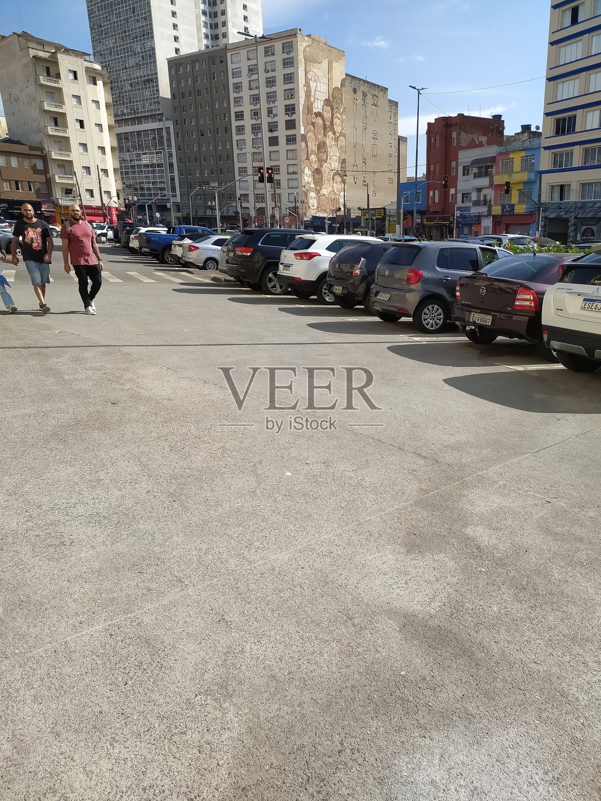 圣保罗市立市场（被称为“Mercadao”）停车场停放的汽车，背景是标志性的市中心建筑。照片摄影图片