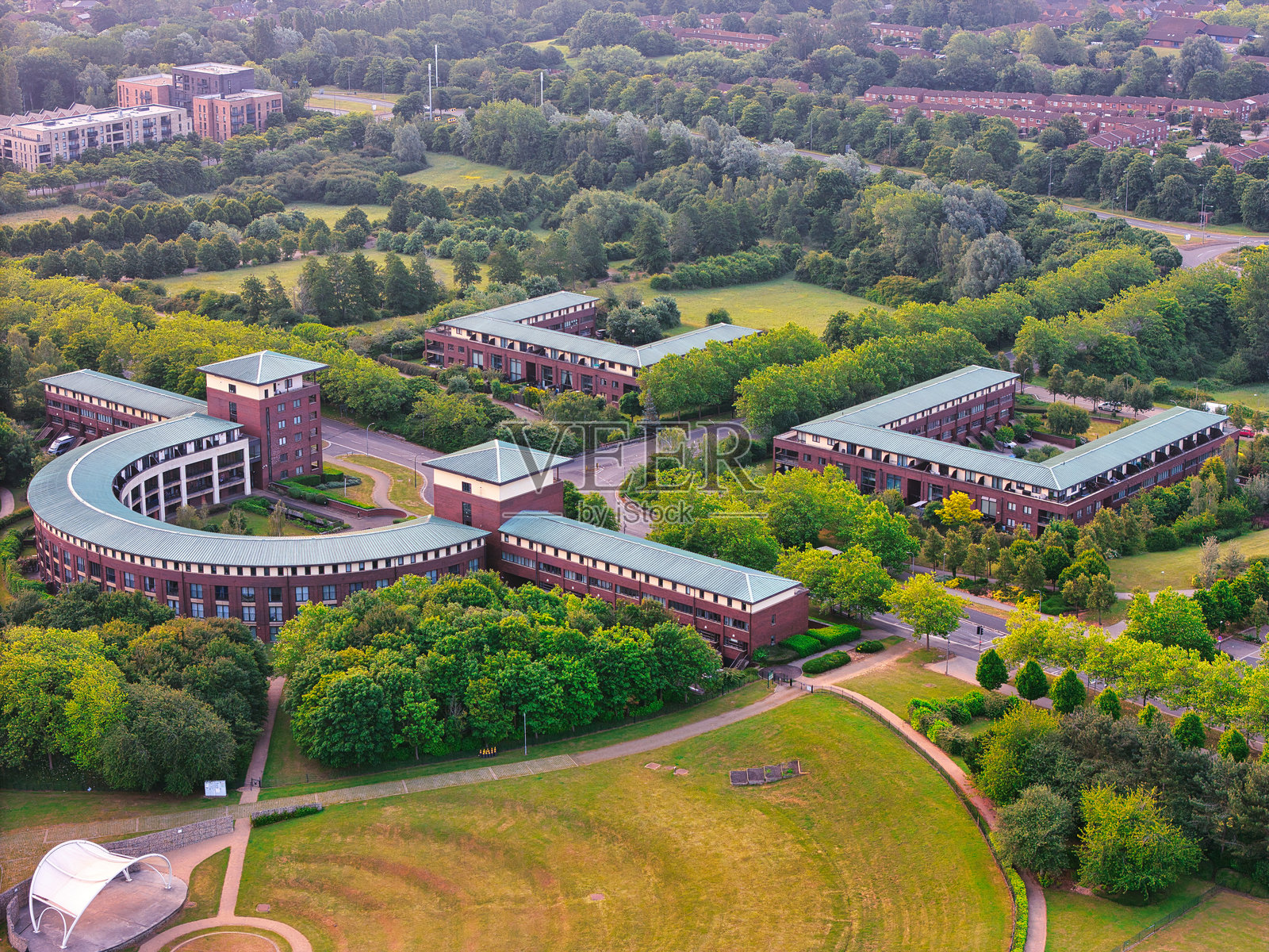 米尔顿凯恩斯的坎贝尔高地大楼的航拍无人机图像。照片摄影图片