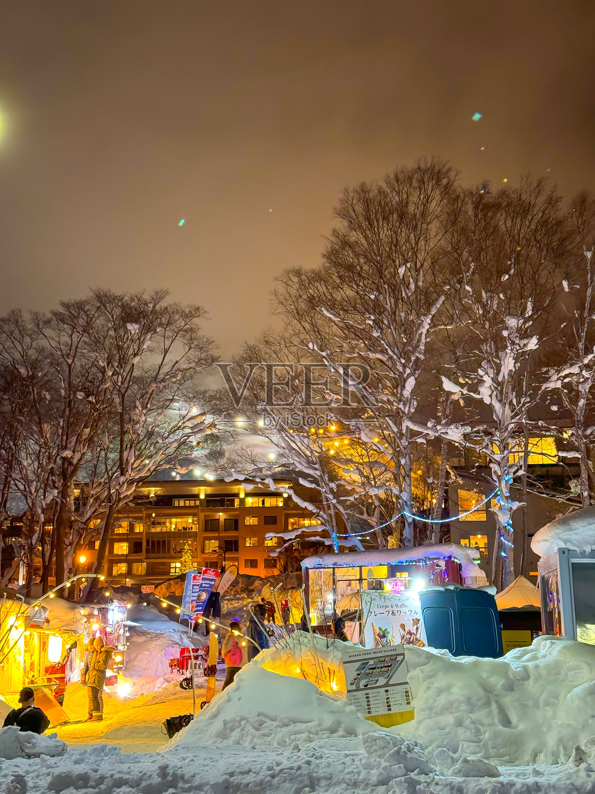 垂直：在清澈冬季天空下，二世古的夜市出售街头美食照片摄影图片