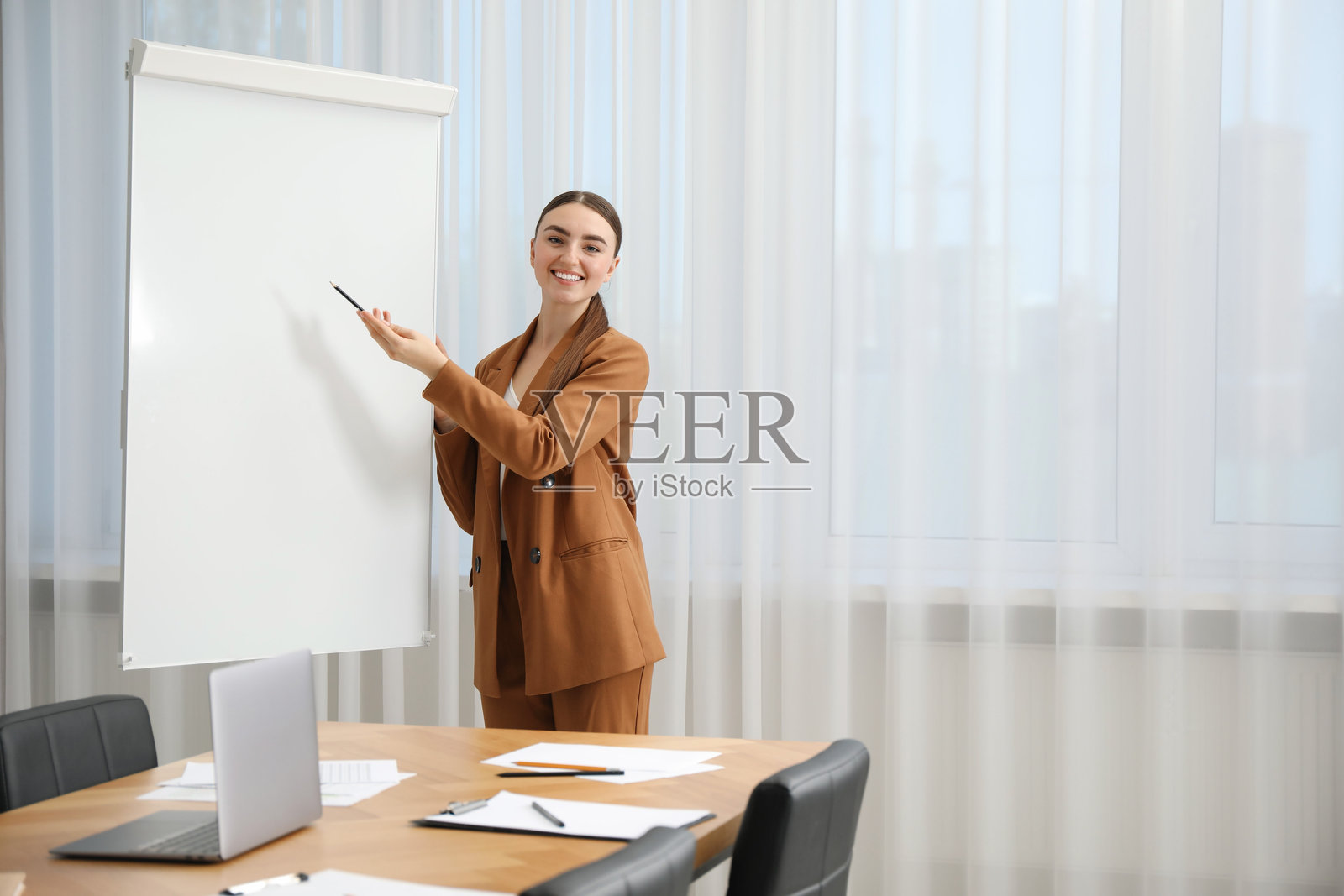 快乐的女性在办公室的白板旁。设计的样板。照片摄影图片