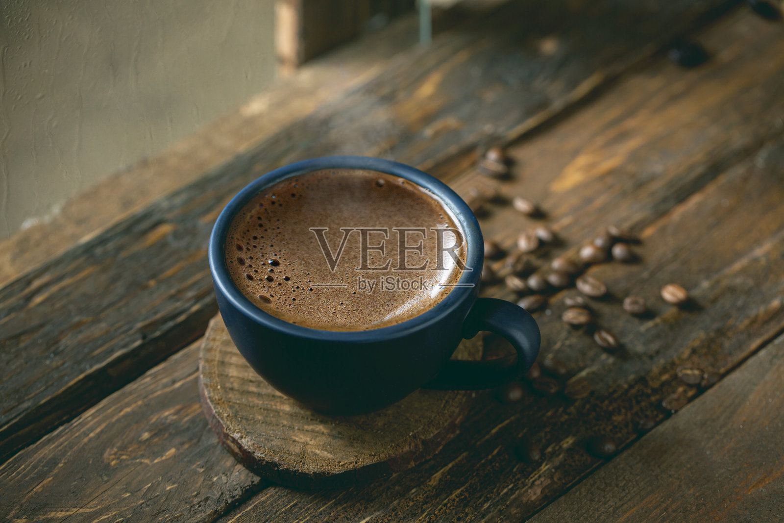 一杯咖啡的戏剧性照片，优质土耳其咖啡。照片摄影图片