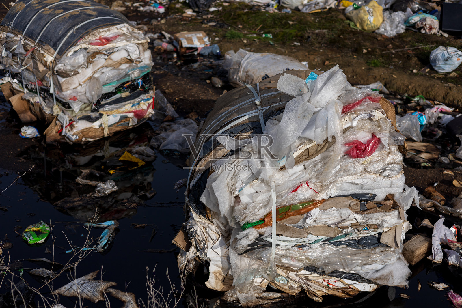 大型塑料和混合废物堆积在垃圾填埋场，突显出迫切需要改善废物管理实践。照片摄影图片