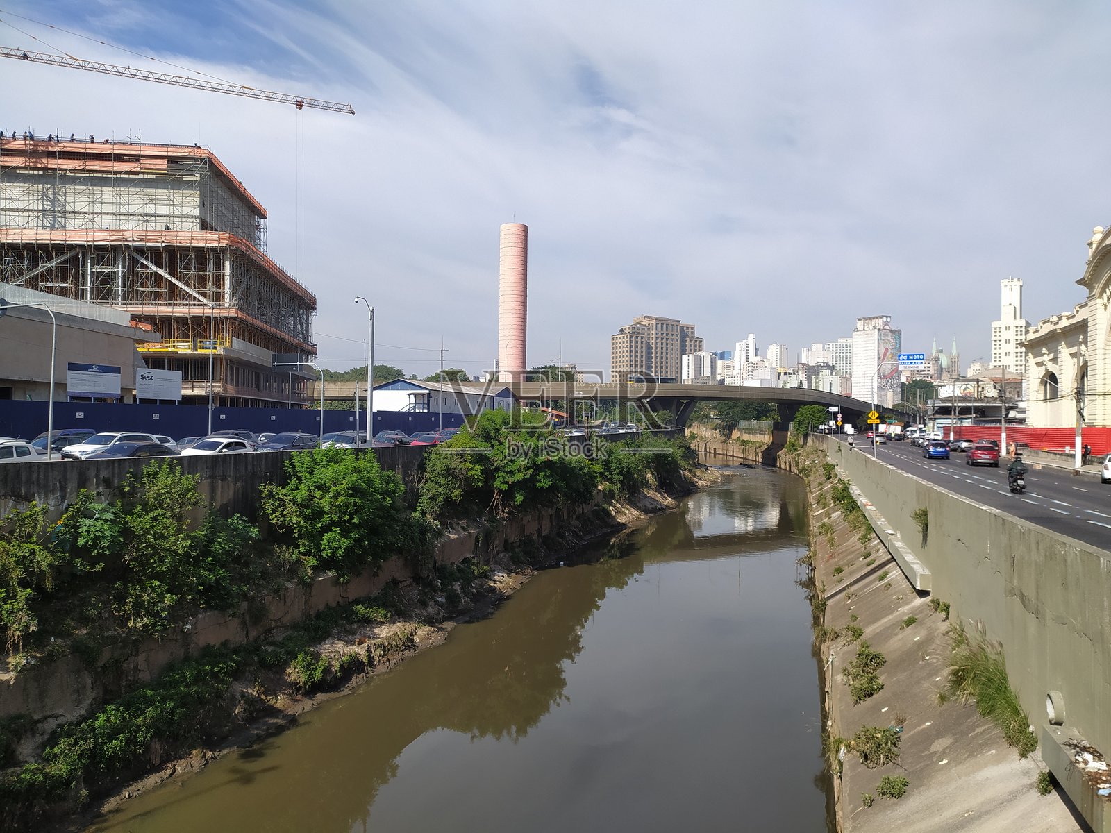 圣保罗市中心的塔曼杜阿特河，周围环绕着布拉斯、自由和圣伊菲尼亚区。照片摄影图片
