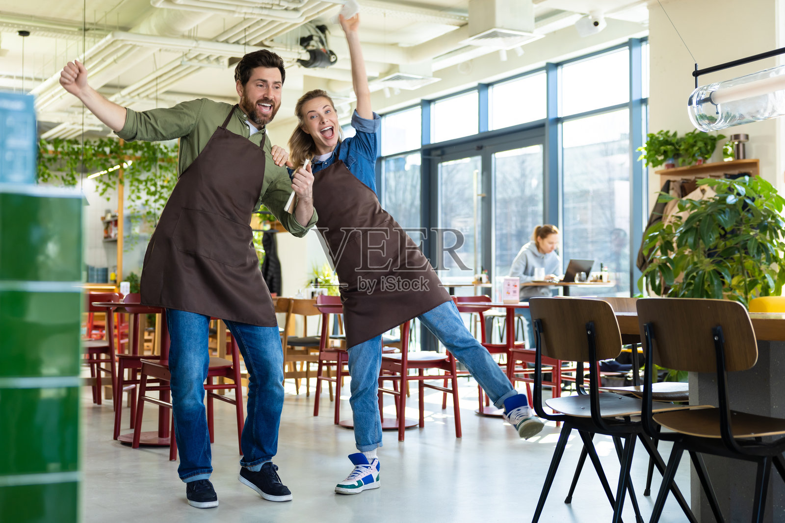 男士和女士服务员在餐厅庆祝照片摄影图片