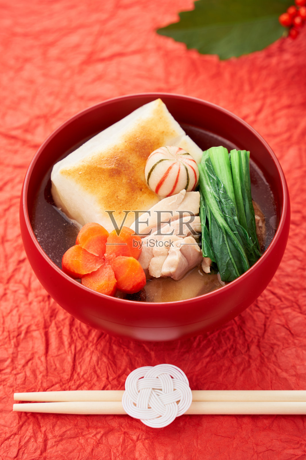 传统日本新年杂煮汤，配有年糕和鸡肉照片摄影图片