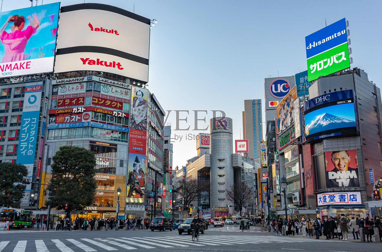 东京涩谷区五光十色的霓虹广告招牌。照片摄影图片