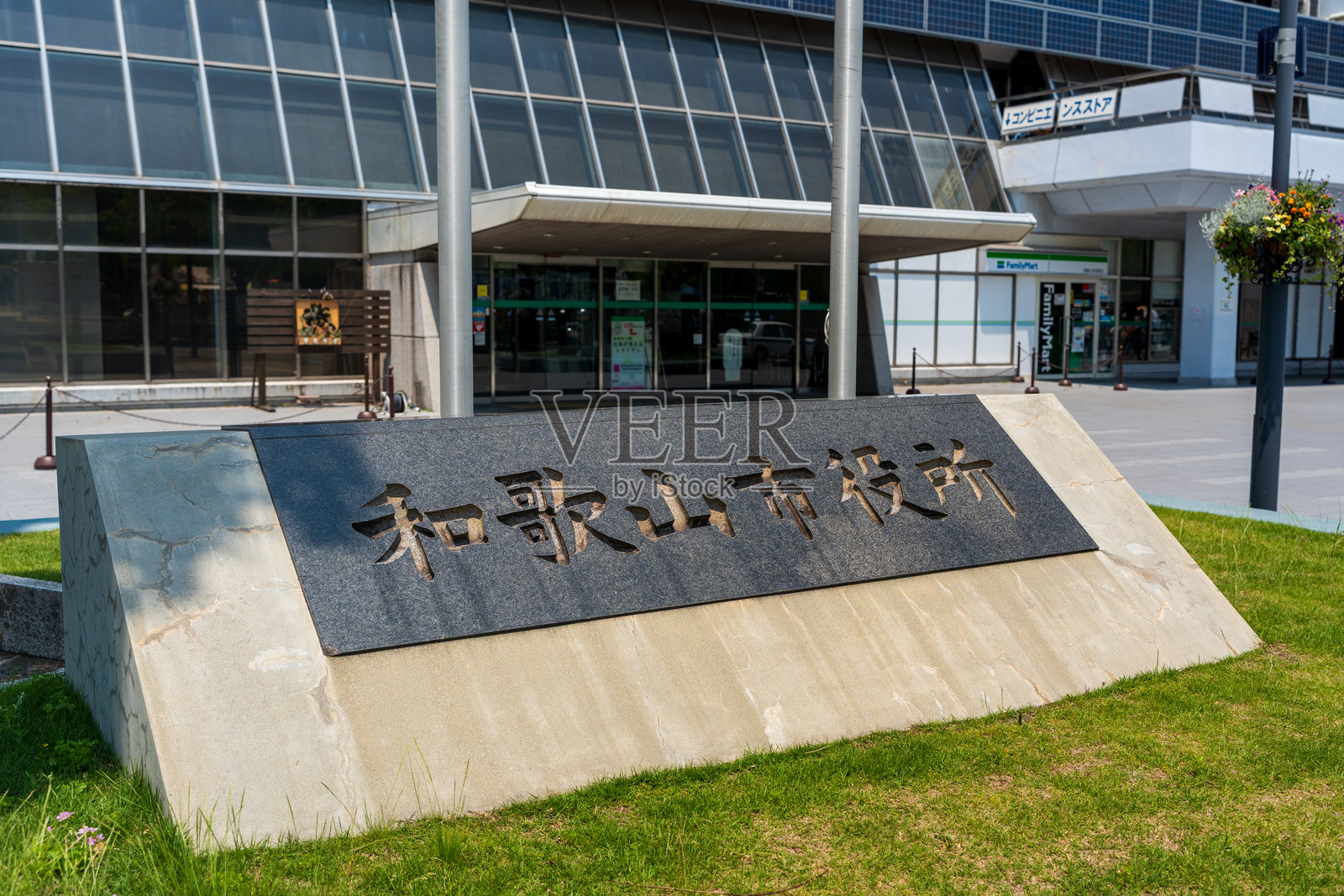 和歌山市市政厅的外观，一座现代化的政府建筑。日本和歌山照片摄影图片