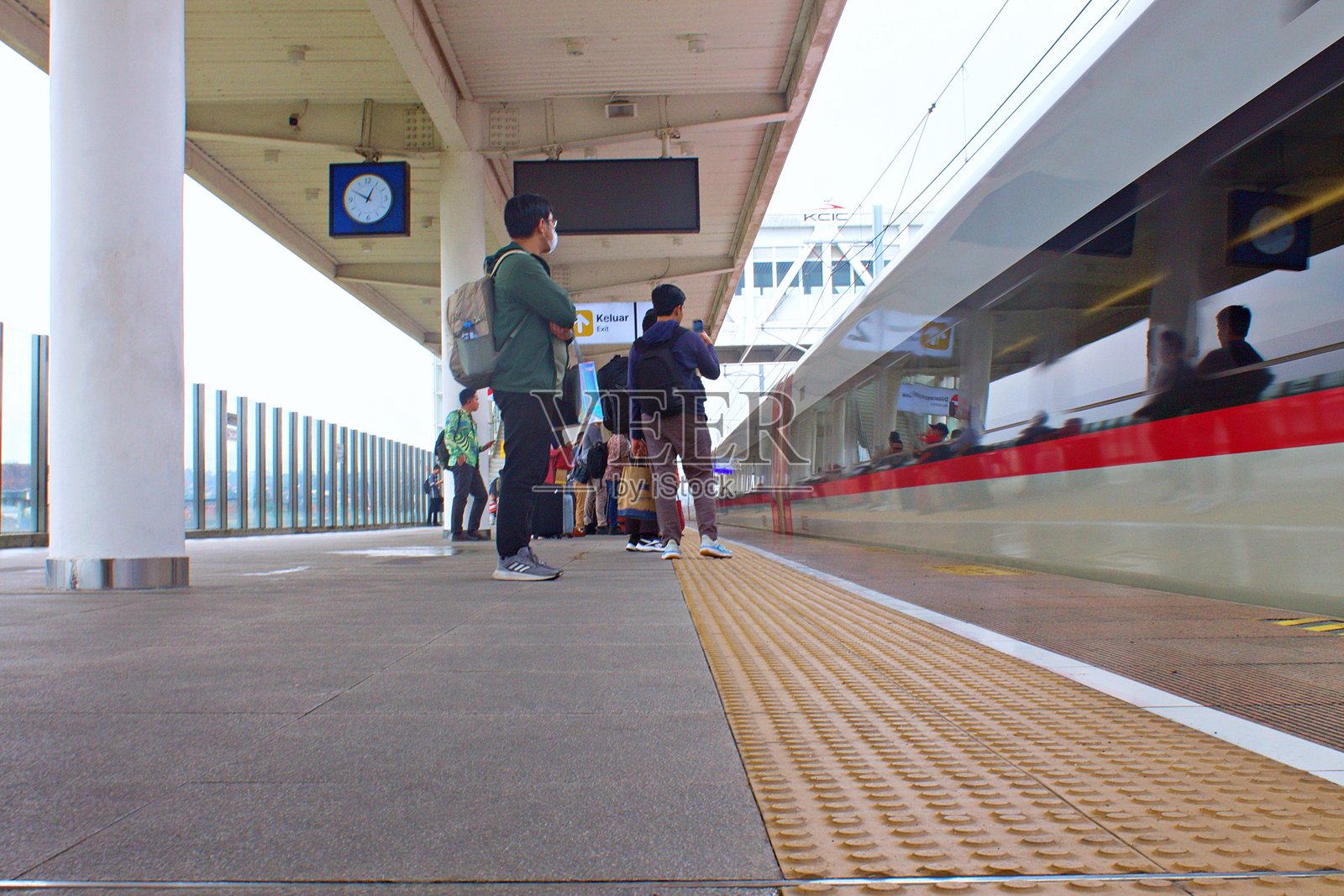 印尼的高速列车“哇”的一声抵达帕达拉朗站，乘客们在站台上等候。照片摄影图片