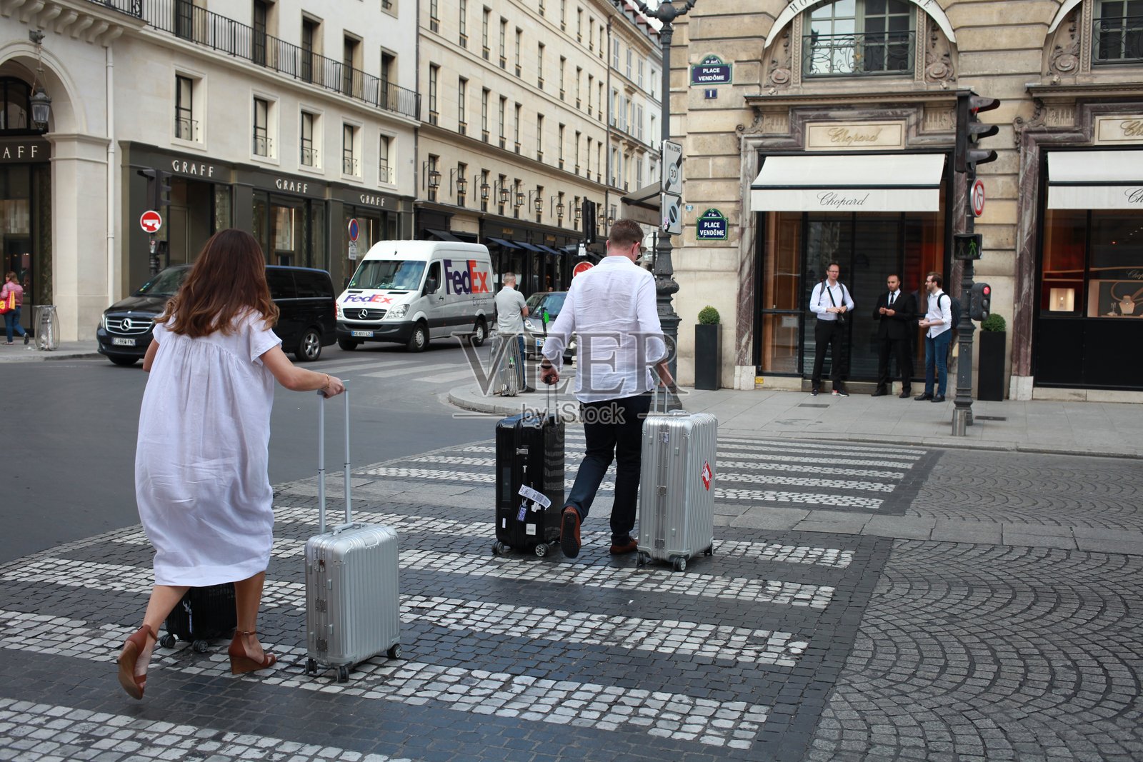 人们在巴黎过马路照片摄影图片