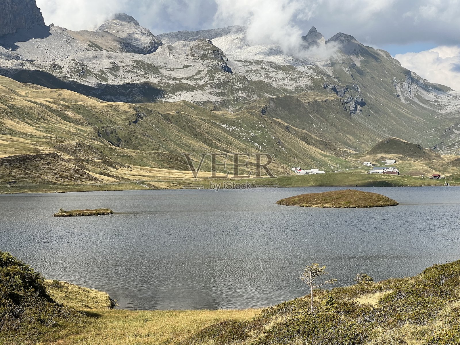 乌尔里阿尔卑斯山脉的坦嫩湖（Tannensee）或坦嫩湖，位于瑞士奥瓦尔登州的凯恩斯（Kerns）照片摄影图片