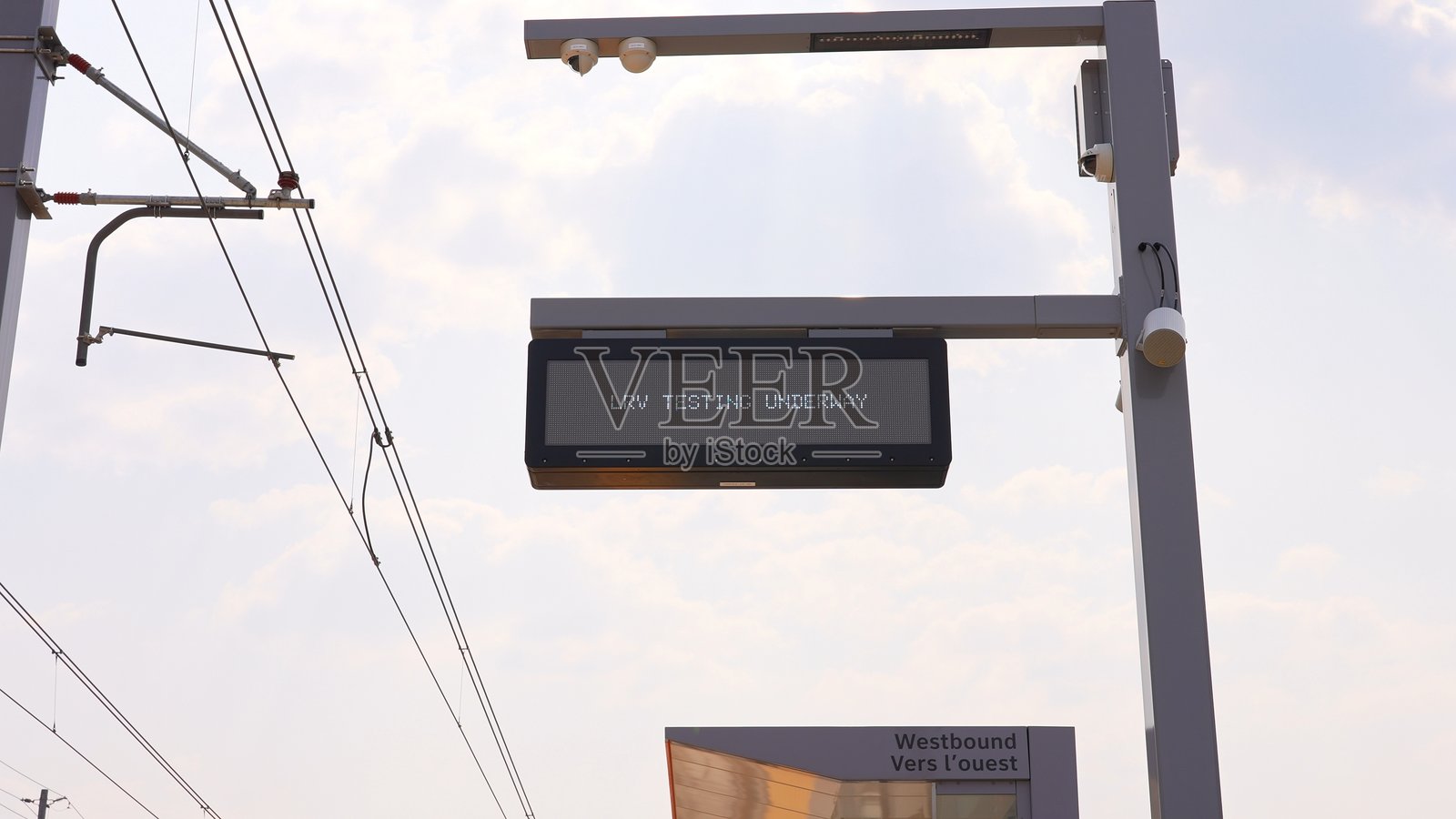 伊昂维尤车站乘客候车亭，轻轨测试进行中标志，多伦多埃格林顿跨城轻轨车站照片摄影图片