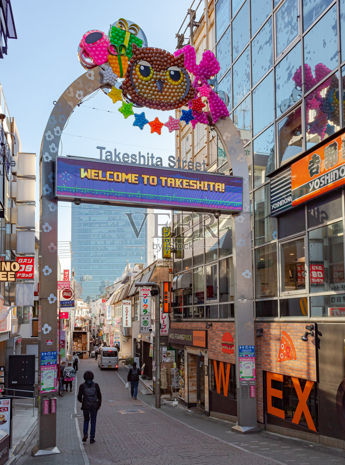 位于日本东京的原宿街道拱门入口照片摄影图片