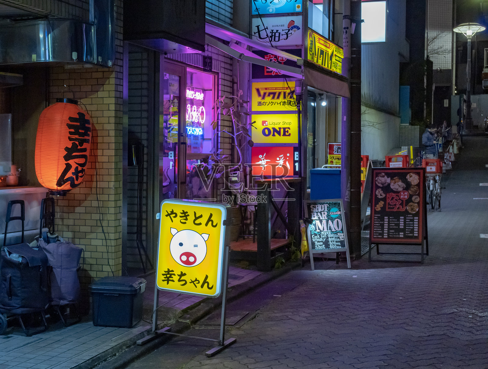 东京赤坂地区五光十色的霓虹灯小巷照片摄影图片