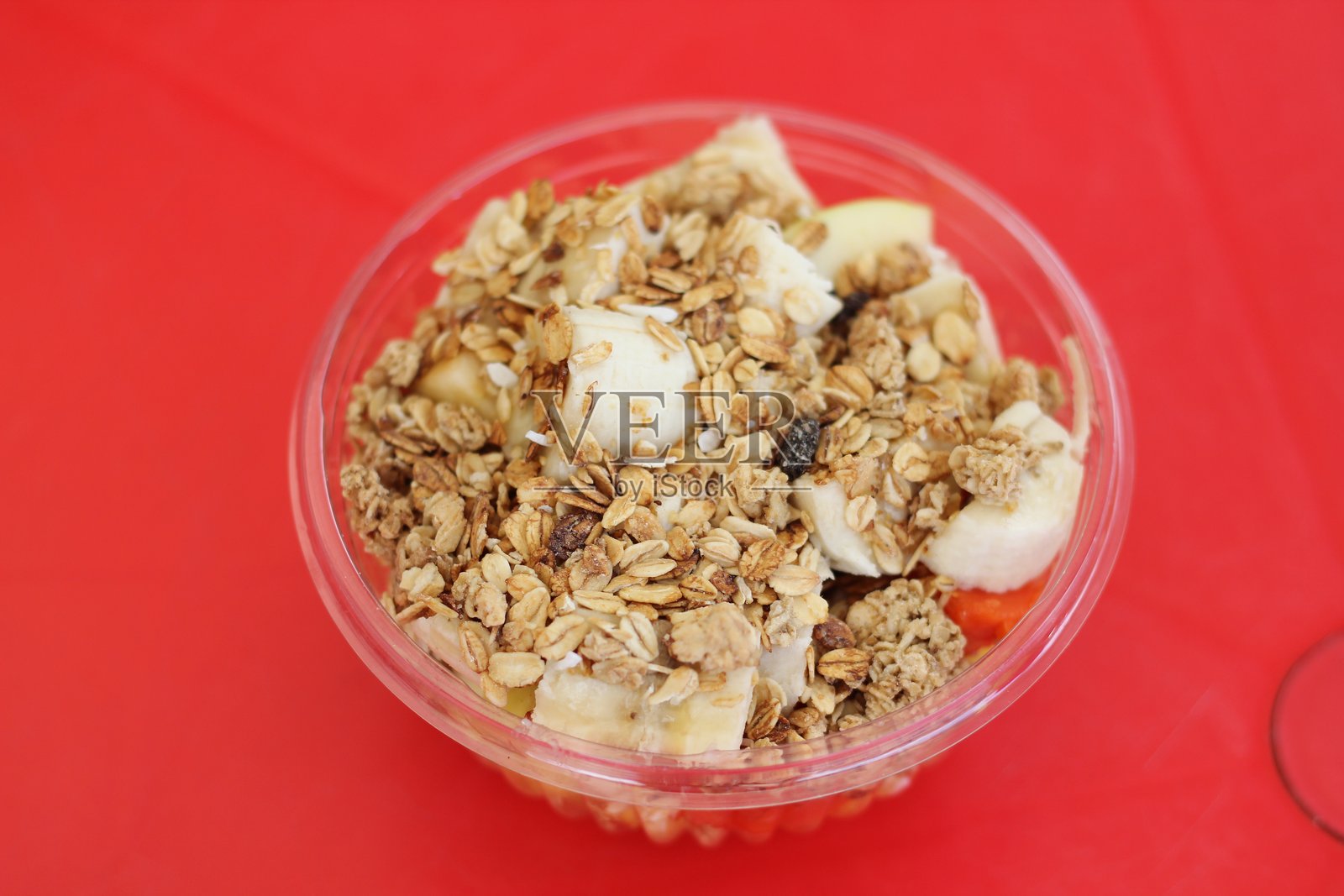 这个色彩丰富的燕麦碗里有切片香蕉。照片摄影图片