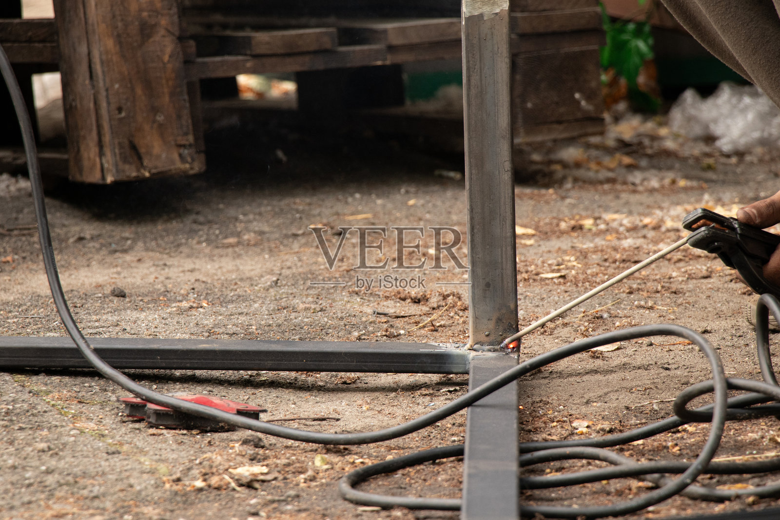 焊接金属部件，伴随火花和烟雾 - 焊工的工作过程，焊接作业照片摄影图片