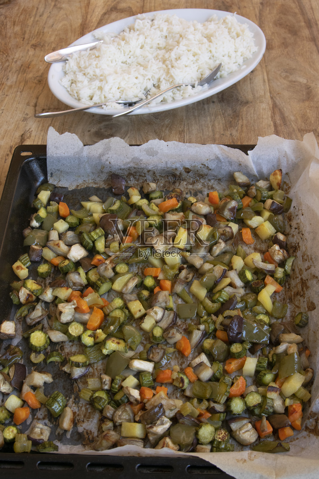 健康的巴斯马蒂米和烤蔬菜照片摄影图片