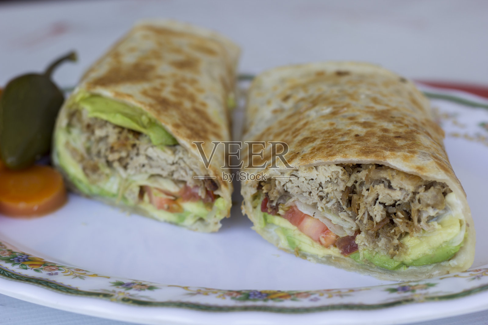 美味的卷饼，里面填满了 shredded meat。照片摄影图片