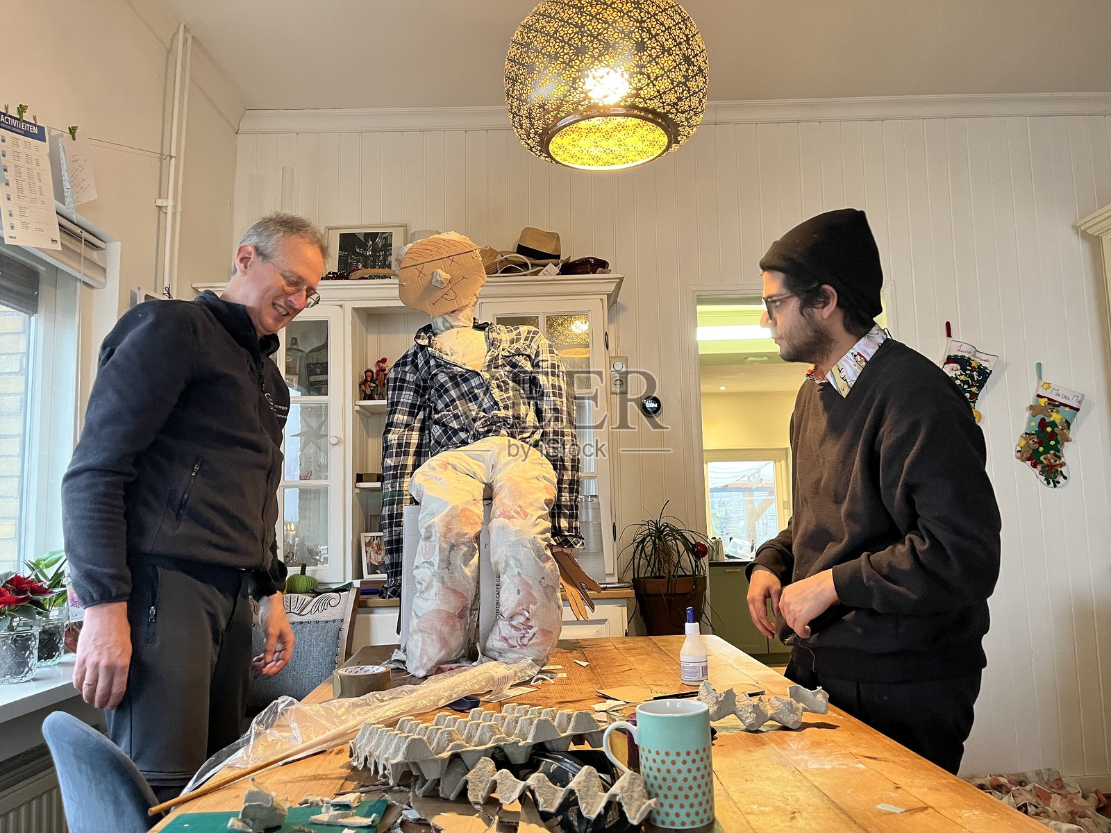 拉丁美洲的圣诞和新年传统 - 父亲和儿子在荷兰制作新年旧年人偶照片摄影图片