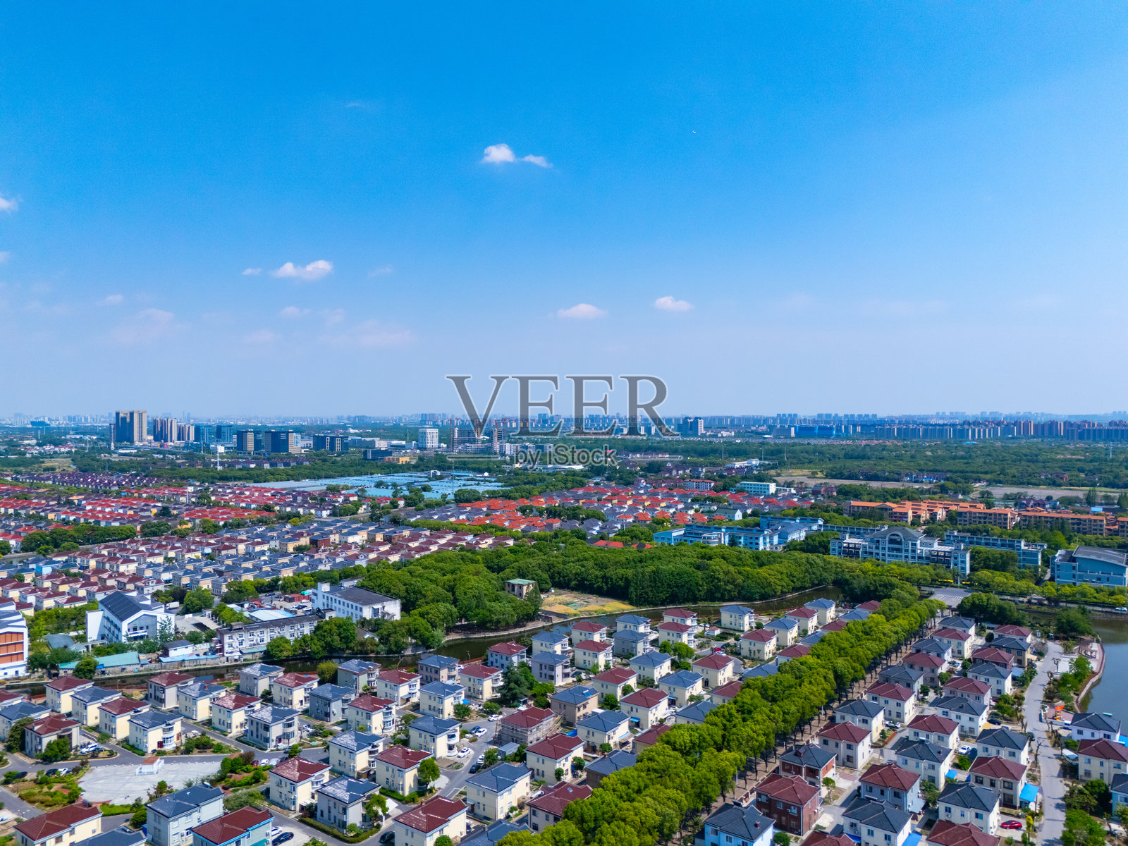 阳光明媚的日子里，上海郊区的城市风景鸟瞰图。照片摄影图片