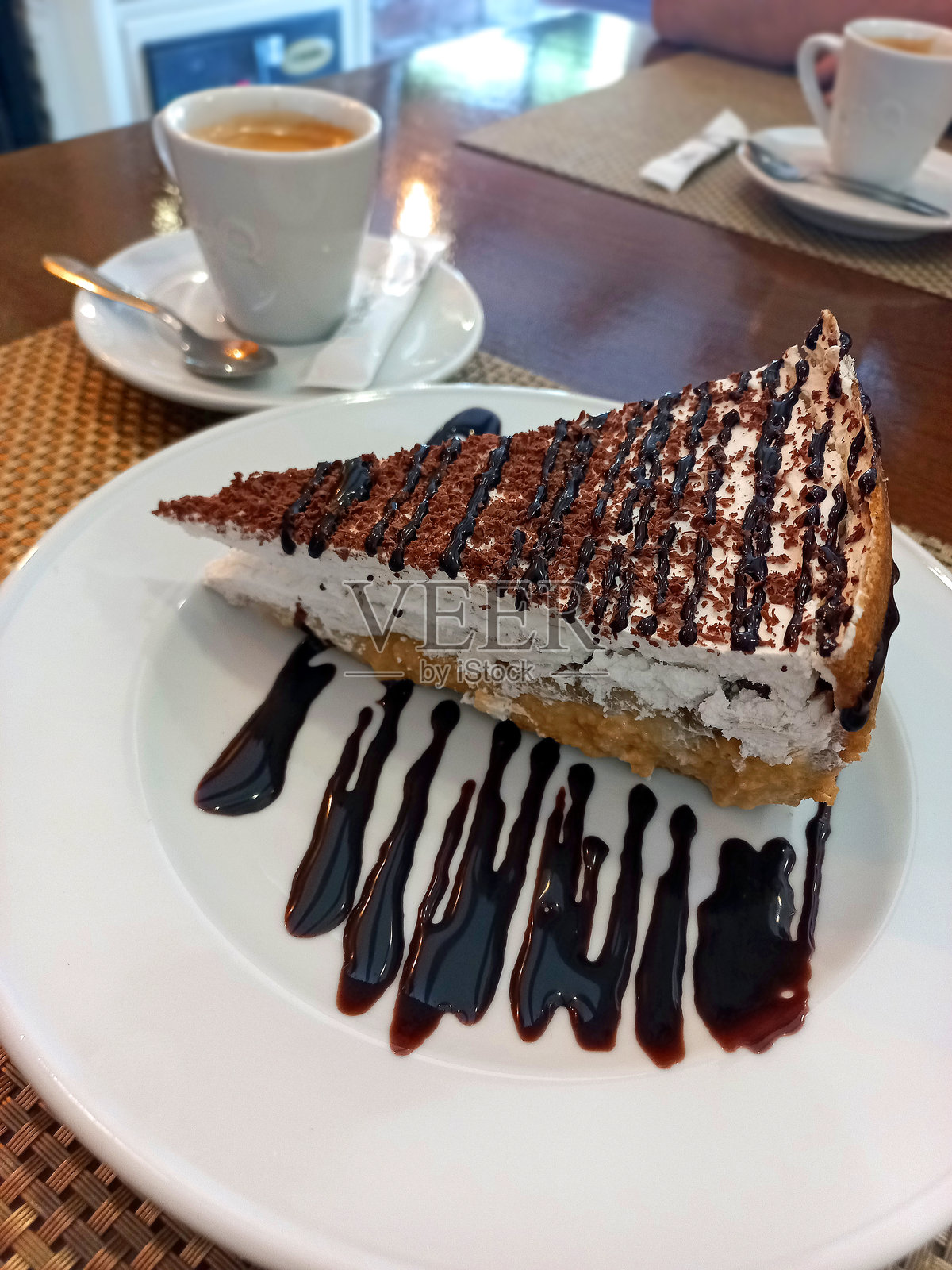 巧克力奶油派，上面有打发奶油和巧克力酱，配上浓缩咖啡照片摄影图片