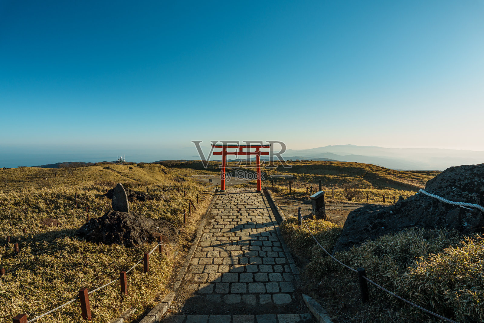 箱根元宫神社的鸟居和小径照片摄影图片