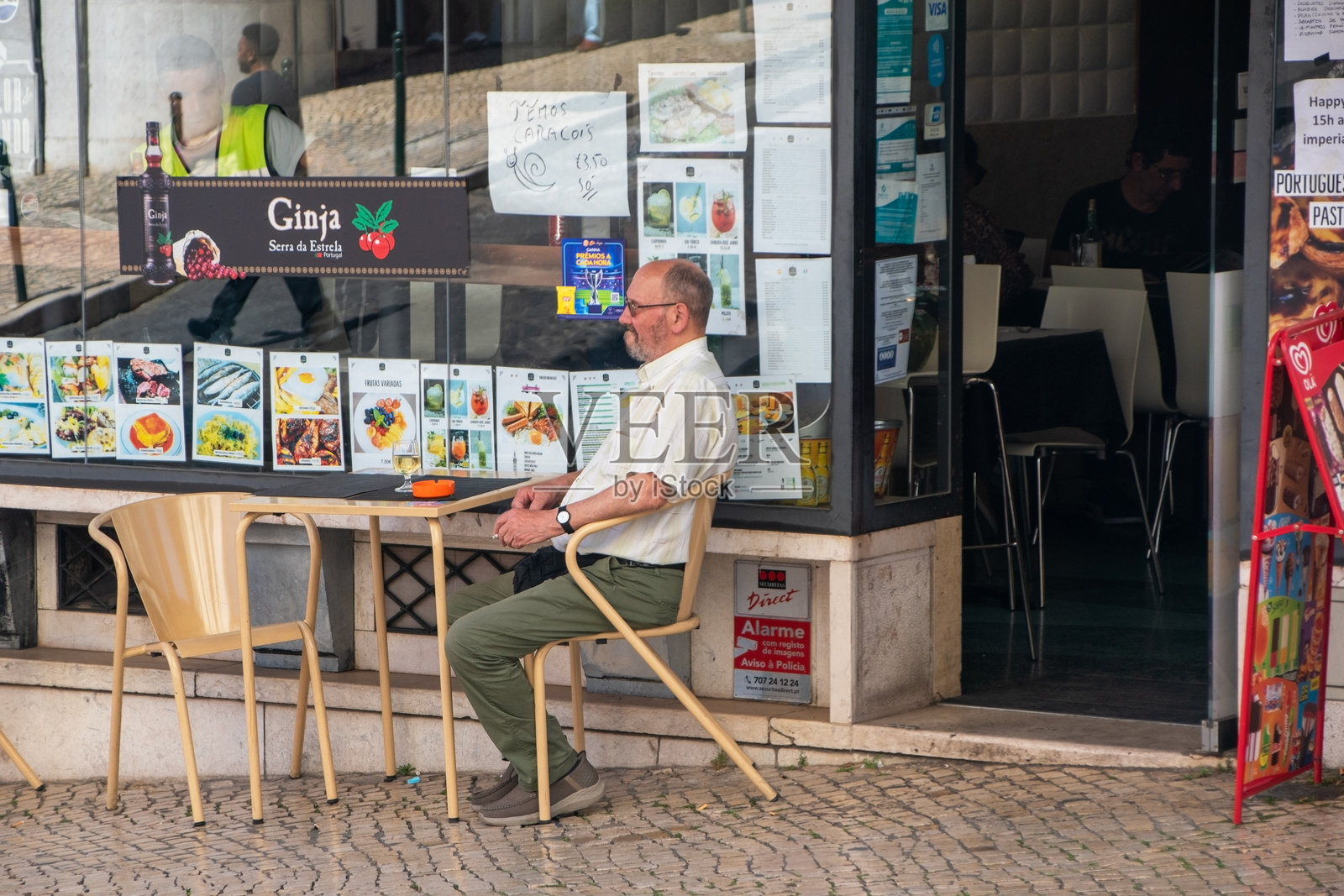 在葡萄牙的咖啡馆里享受饮品的男人照片摄影图片
