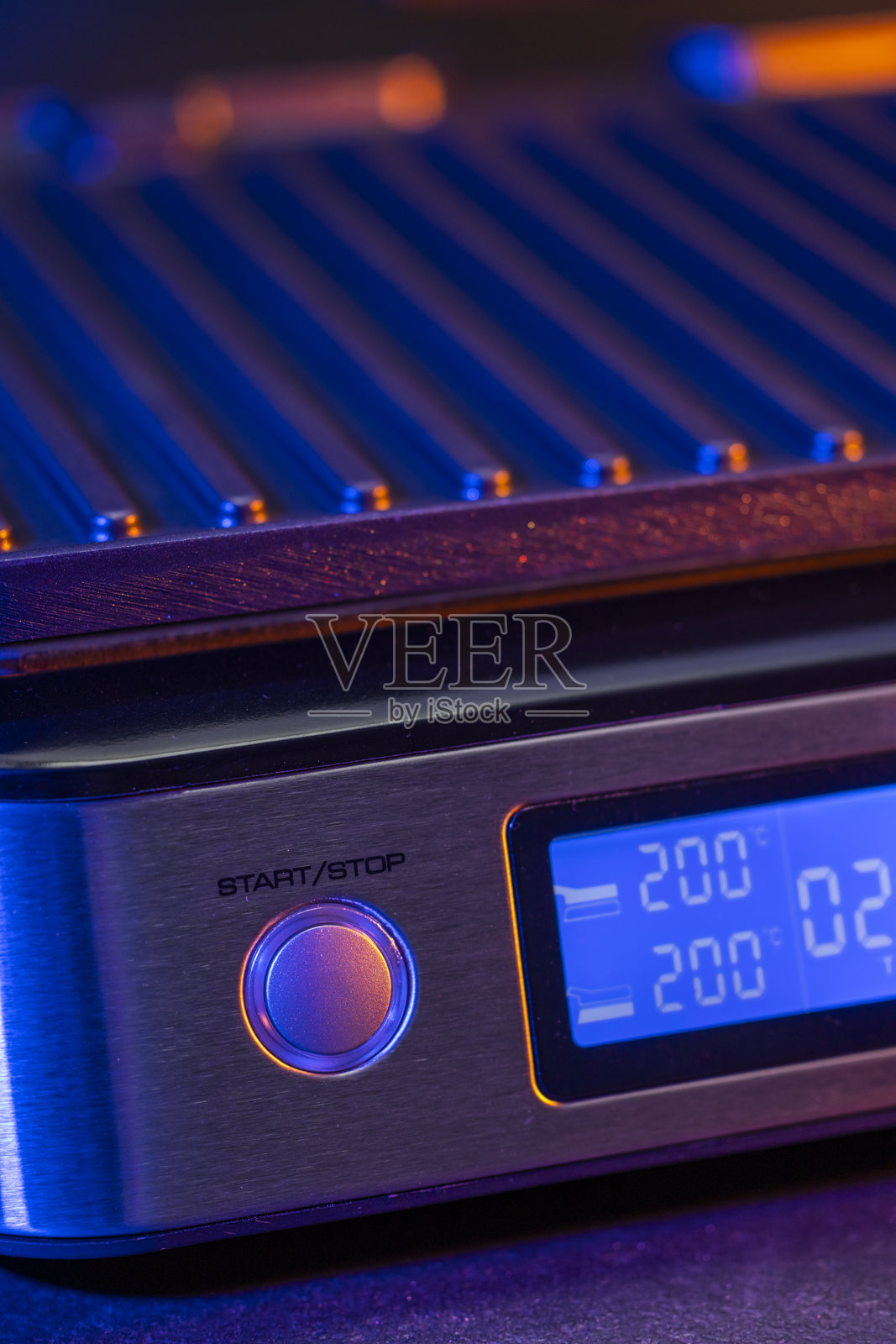 现代电烤架显示温度和计时器，配有启动/停止按钮照片摄影图片