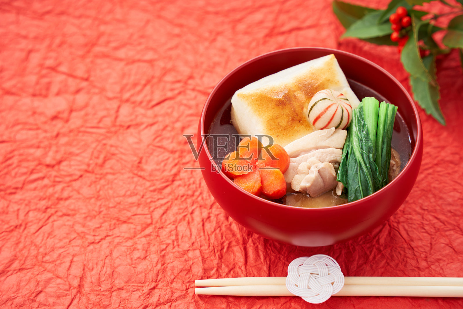 传统日本新年杂煮汤，配有年糕和鸡肉照片摄影图片