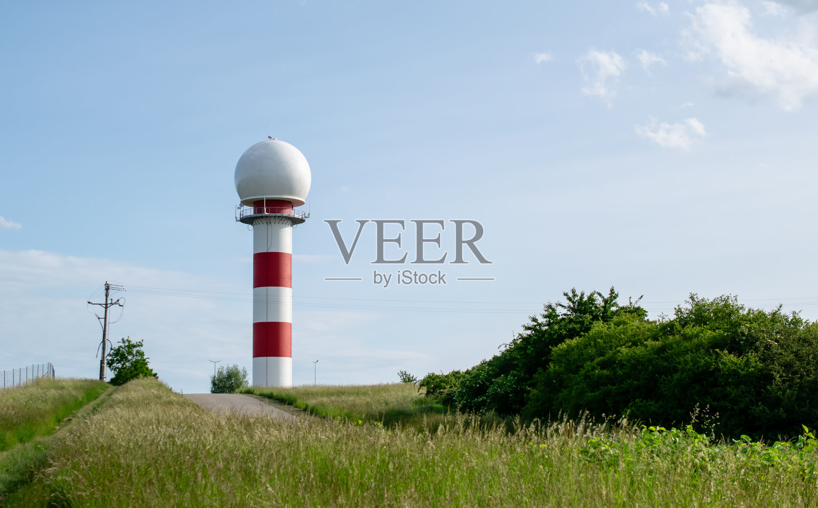 塔上的球形空气雷达照片摄影图片