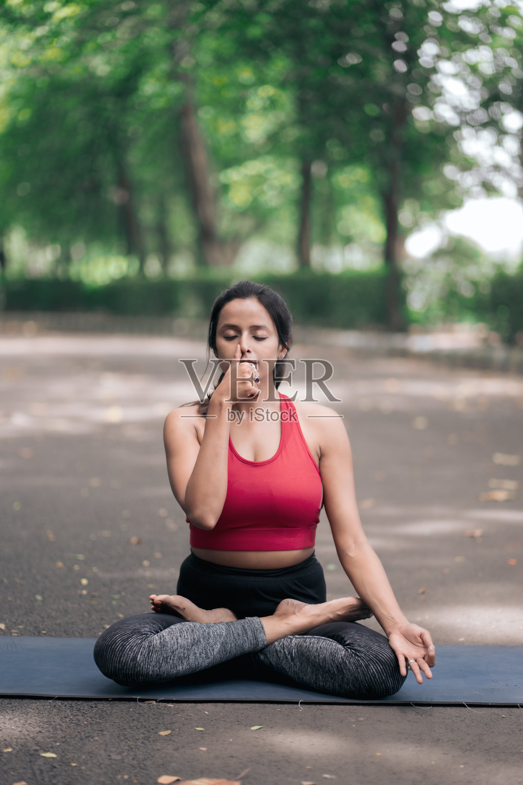 平静的女性在宁静的环境中练习瑜伽呼吸技巧照片摄影图片