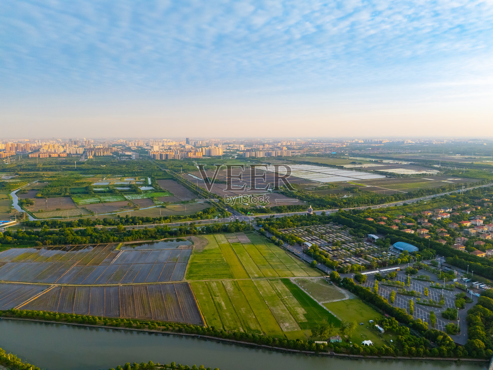 上海郊区日落时分的乡村风景鸟瞰图。照片摄影图片