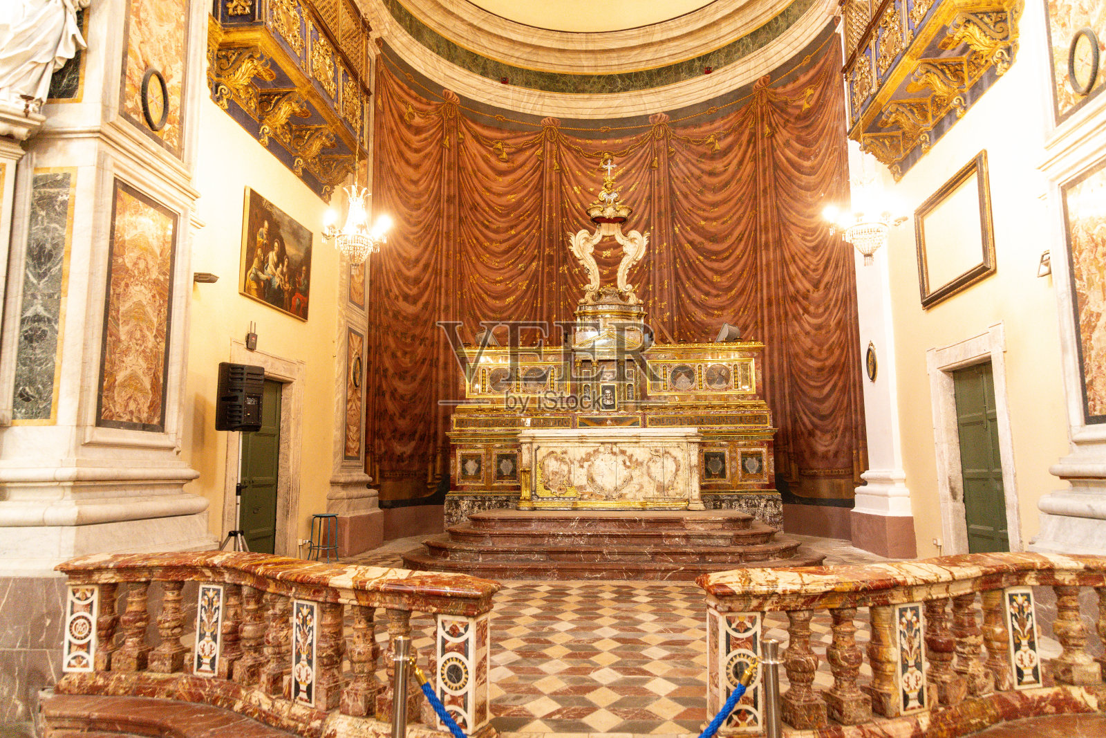 圣方济各·博尔贾教堂的金色巴洛克祭坛照片摄影图片