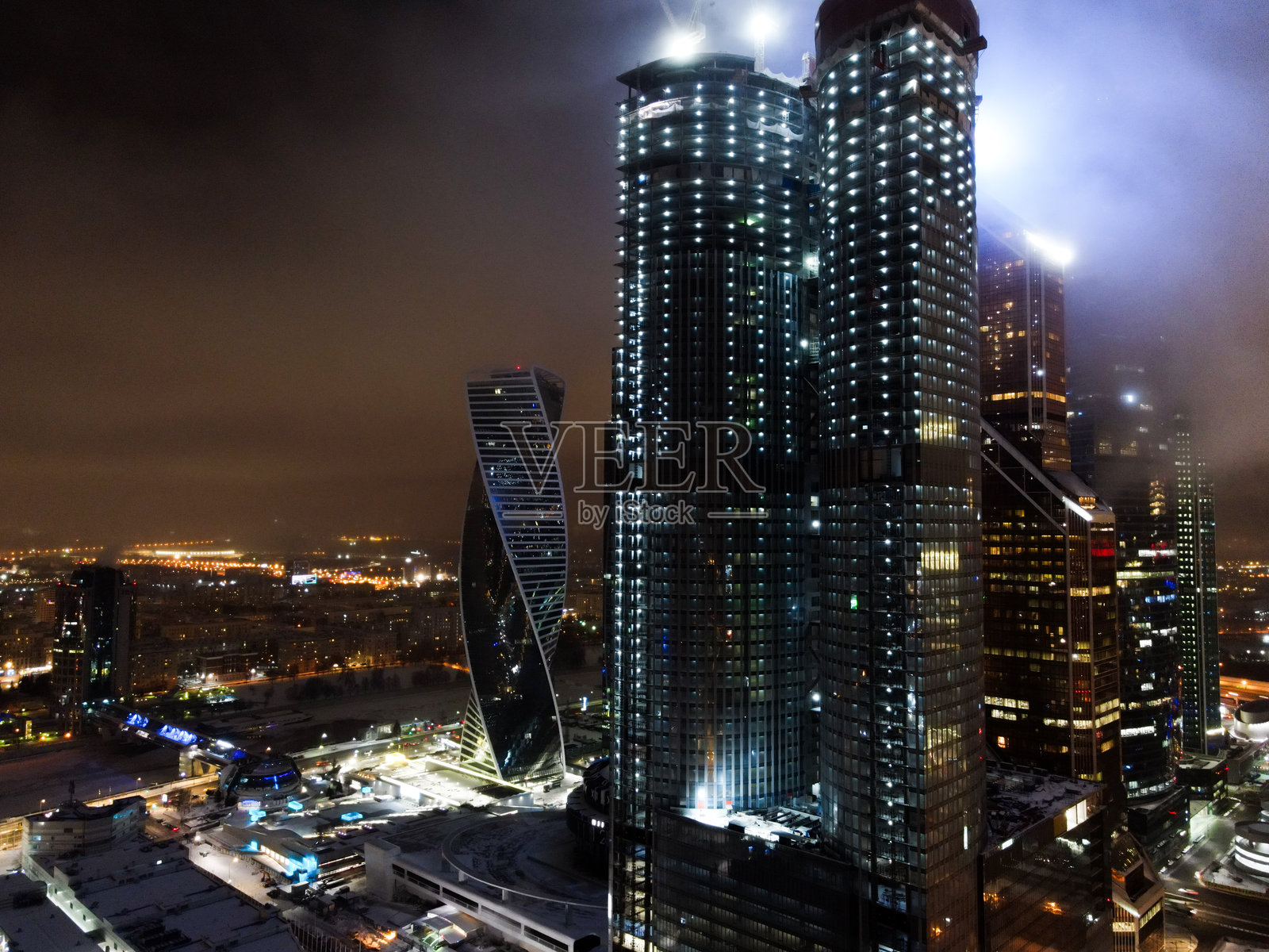 莫斯科市的摩天大楼在夜间灯光照耀下的鸟瞰图照片摄影图片