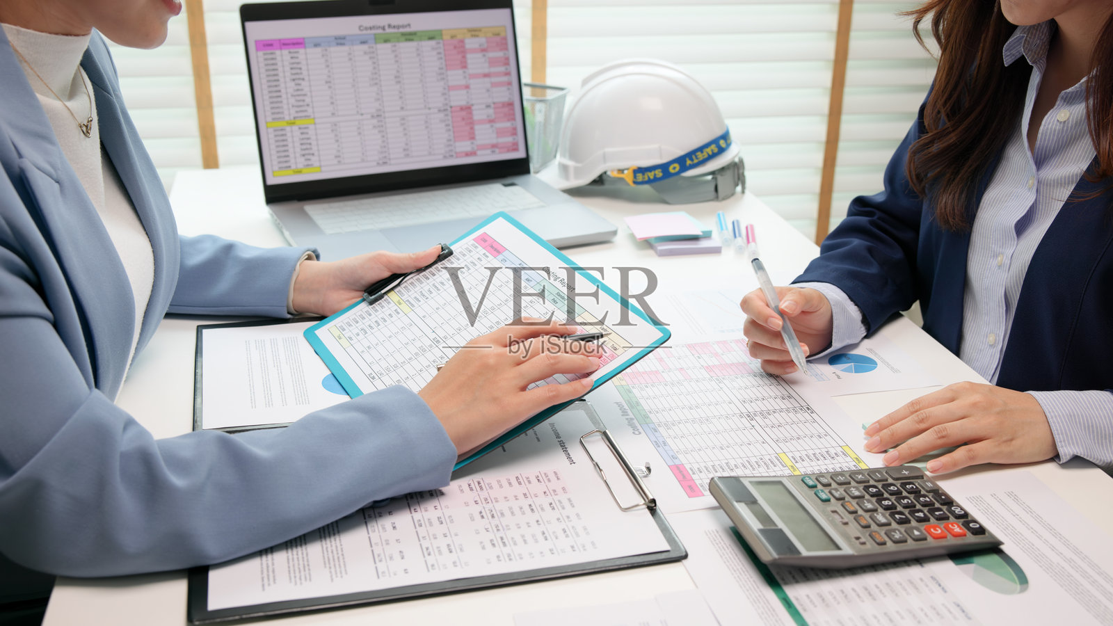 亚洲女性专家讨论审查数据、成本管理会计，准备每月实际成本差异报告和审计办公室的所得税。ESG预算控制ERP流程服务项目。照片摄影图片