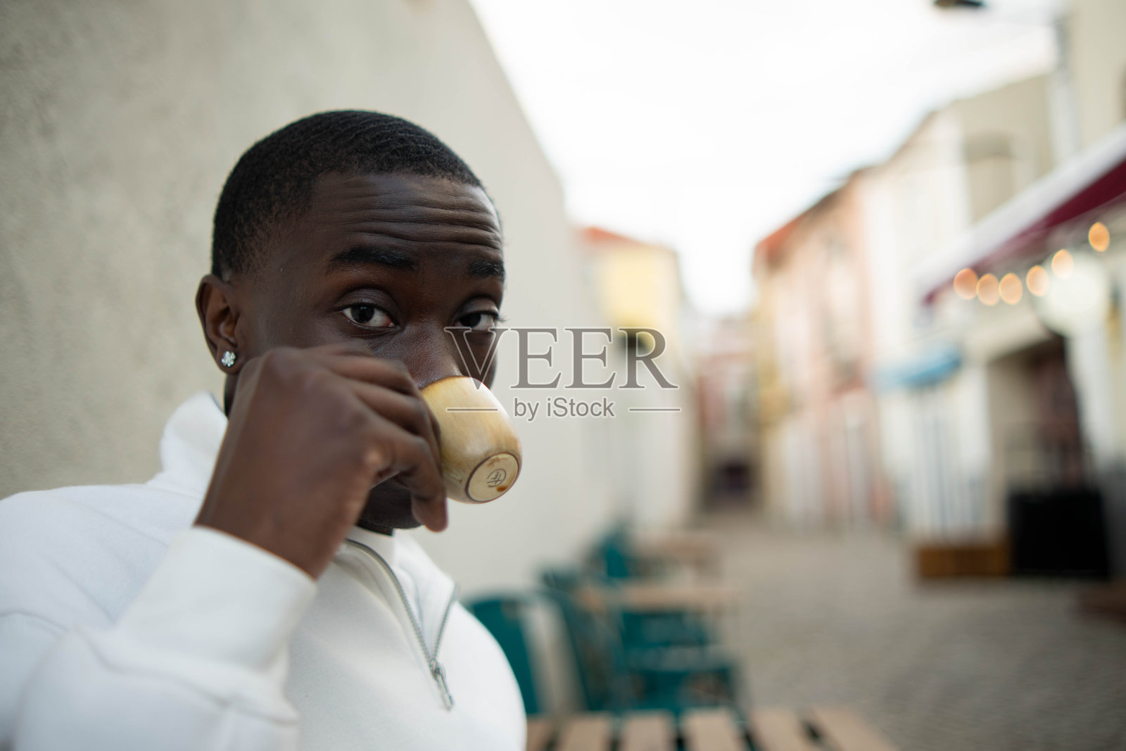 年轻的黑人男子在葡萄牙塞图巴尔喝咖啡照片摄影图片