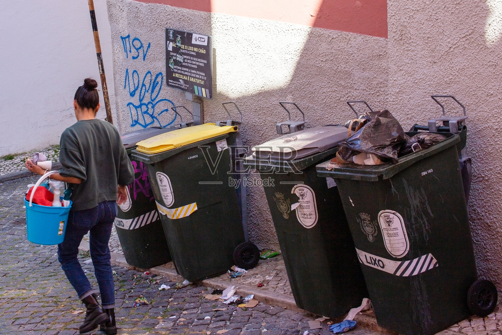 在里斯本走过垃圾桶的人照片摄影图片