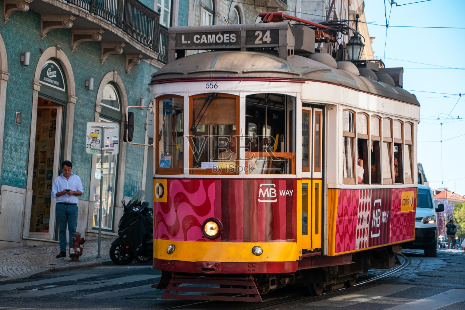 阳光明媚的里斯本电车照片摄影图片