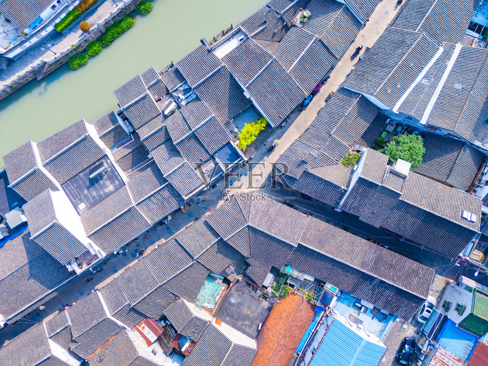 阳光明媚的日子里，上海罗店古镇的鸟瞰图。照片摄影图片