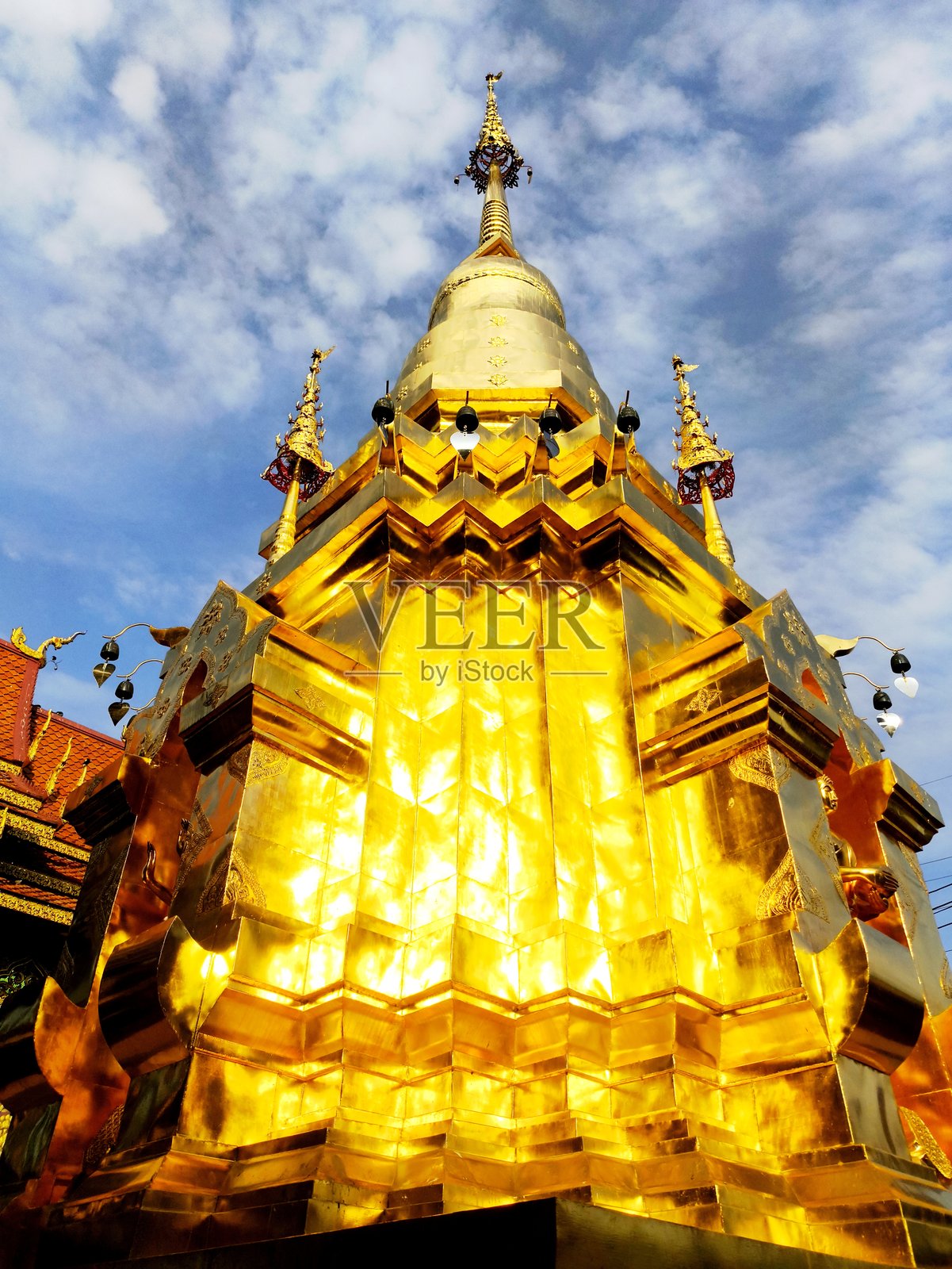 斯里苏帕寺的金色宝塔照片摄影图片