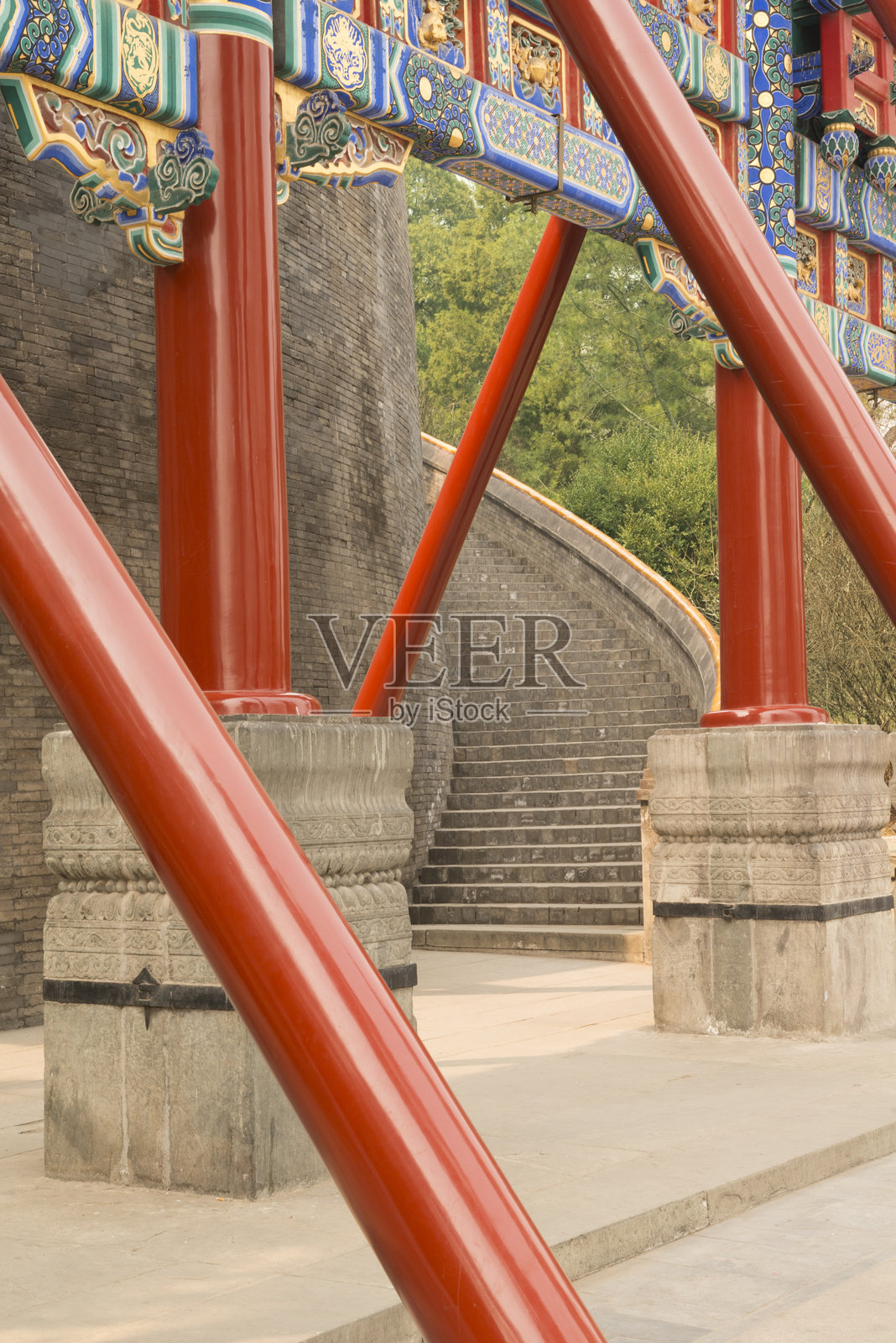 北京公园内装饰华丽的多彩木牌坊照片摄影图片