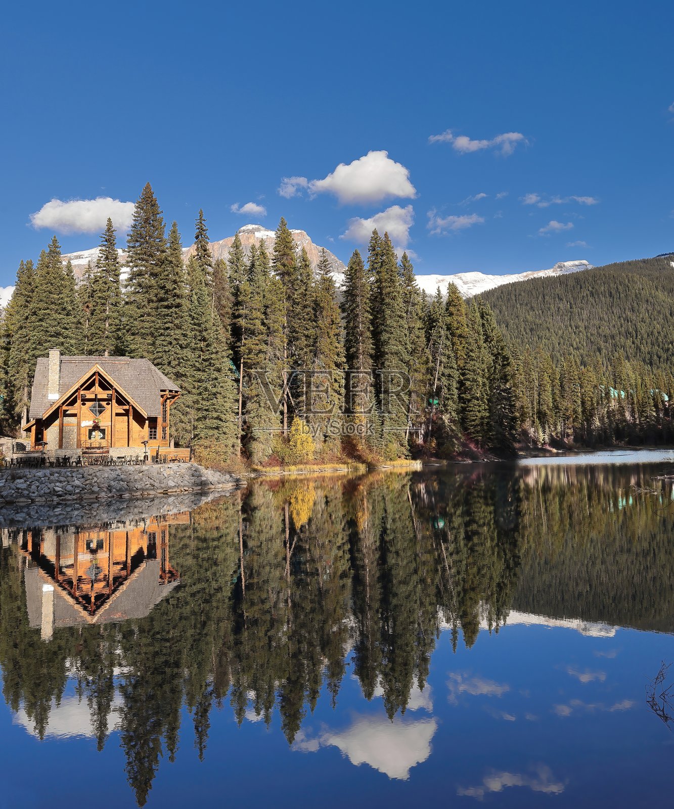 在翡翠湖的翡翠旅馆半岛桥头,几乎没有云的蓝天下,背后是瓦普塔山。 Yoho NP-BC-Canada-352照片摄影图片