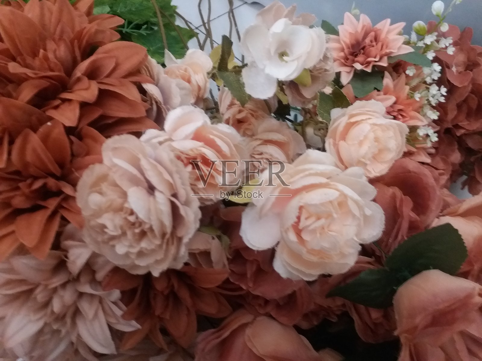 人造盛开的花朵用于装饰照片摄影图片